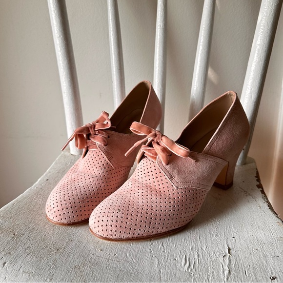 Memery Shoes - 40's vintage style pumps in suede with lace, Dark Powder Rose - Esther